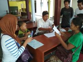 Pengambilan Kartu Indonesia Sehat yang sudah jadi di Desa Kampung