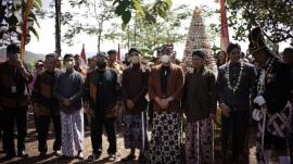 Gunungan Telur Rebus jadi Rebutan pada Grebeg Gunung Wijil