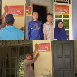 PEMASANGAN STIKER KELUARGA MISKIN PADUKUHAN KAMPUNGKIDUL KALURAHAN KAMPUNG